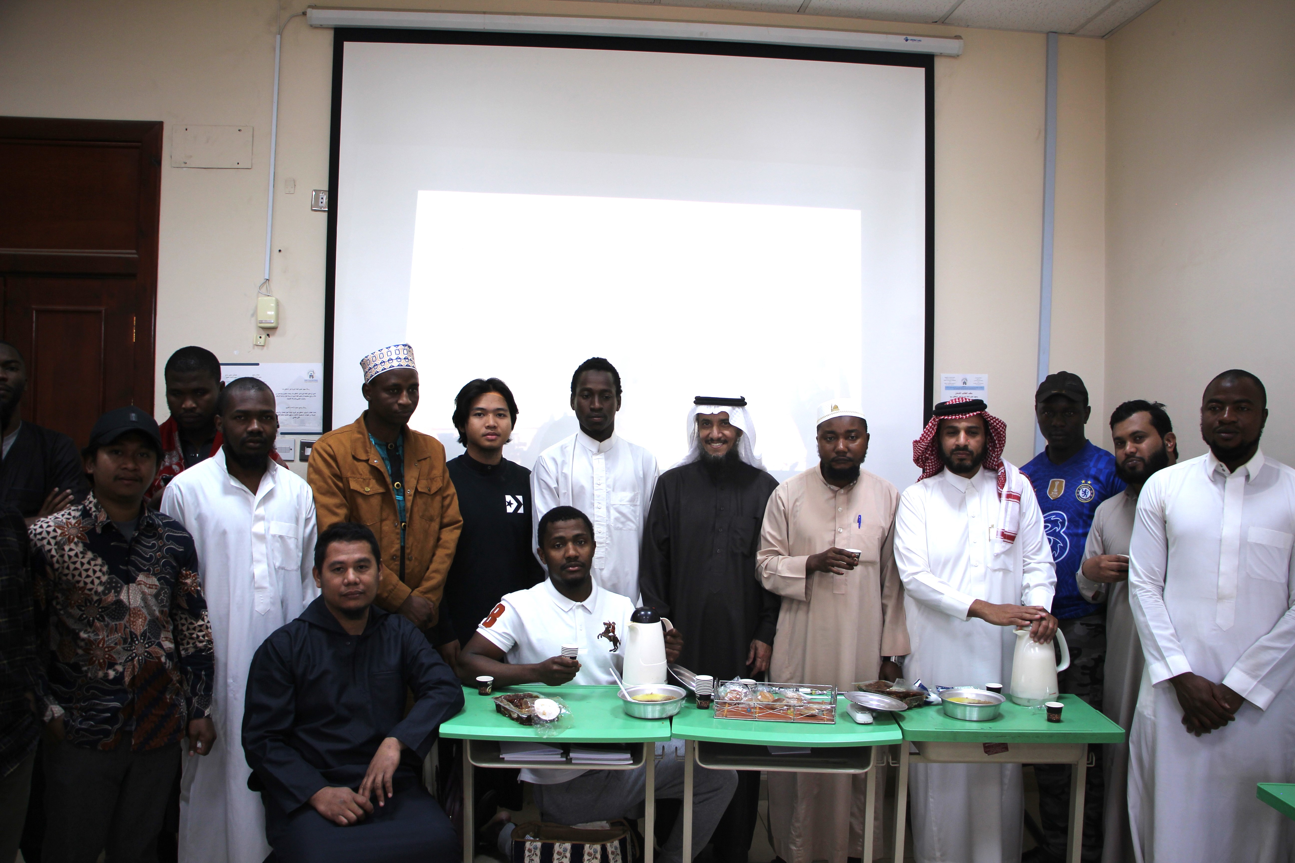 جانب من الاحتفاء بيوم التأسيس في القاعات الدراسية بمعهد تعليم اللغة العربية